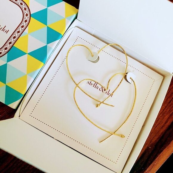 💜 Stella & Dot GOLD Essential Hammered Heart Hoops NWT - Picture 2 of 6